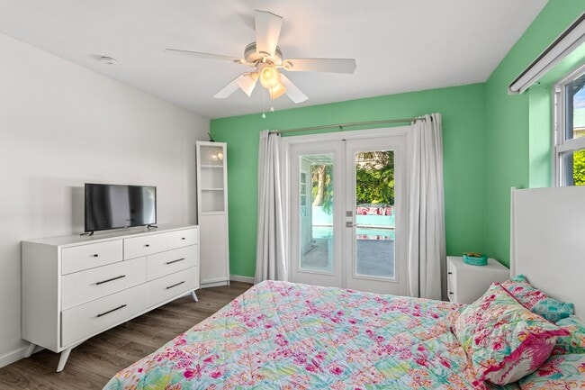 Building Photo - Single Family home on quiet street steps from the Intracoastal and Dining