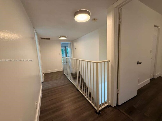 Building Photo - 23 N Valencia Dr