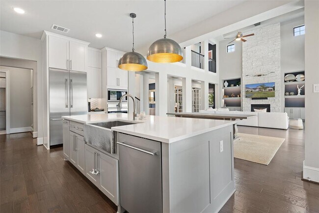 Building Photo - 105 Bisset Ct