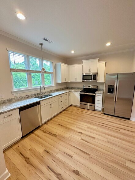 Kitchen - 4119 Peachtree Ave