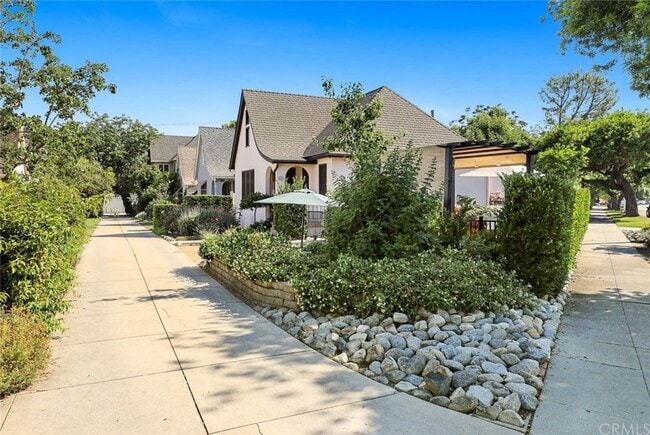 Building Photo - 2101 W Huntington Dr