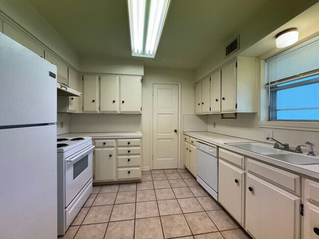 Building Photo - Apartment *LEASING SPECIAL AVAILABLE*