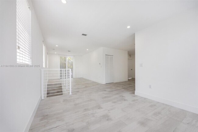 Building Photo - 3823 Thomas Ave