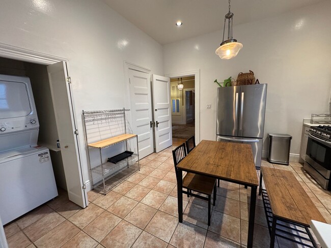 Building Photo - Elegant and Remodeled 3BR Victorian Flat n...