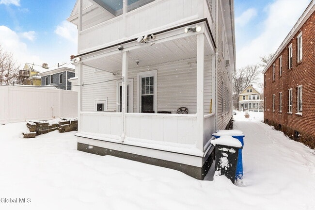 Building Photo - 106 N Pine Ave