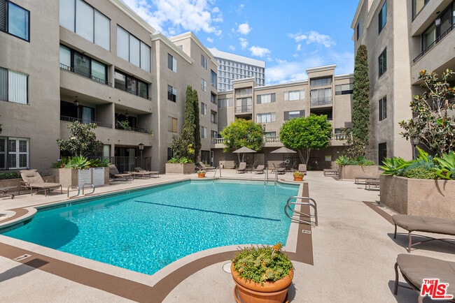 Building Photo - 8455 Fountain Ave