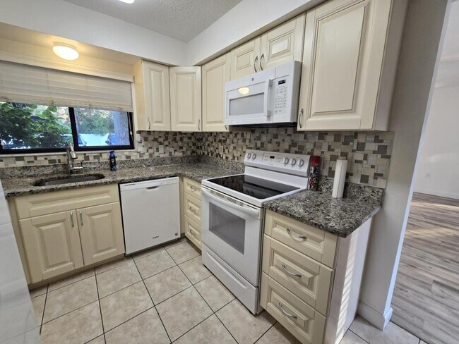 Building Photo - 9418 Nakoma Way