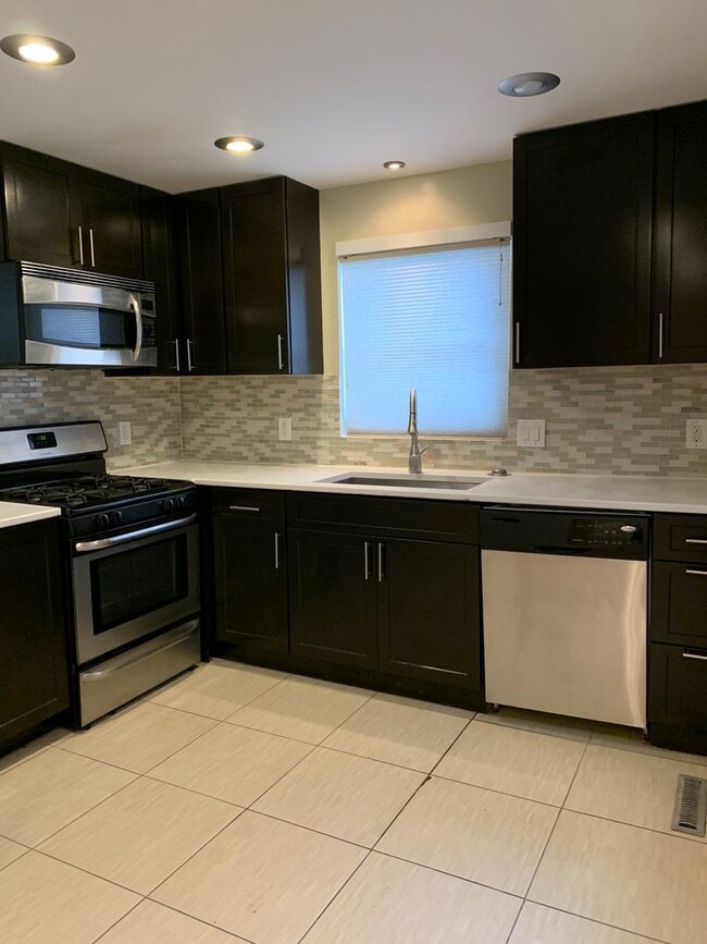 Building Photo - Beautiful 3 bedroom house!