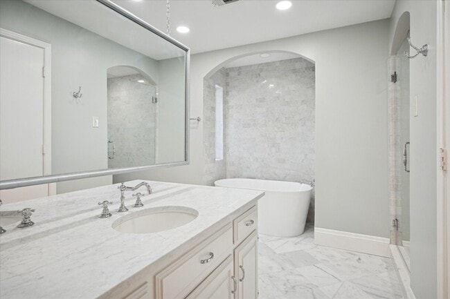 Building Photo - 12612 Whispering Hills Dr