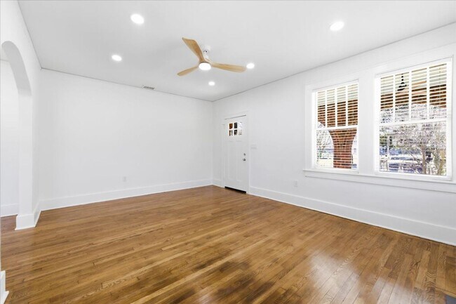 Building Photo - Move-In Ready 3BR/1.5BA Home with Private Backyard