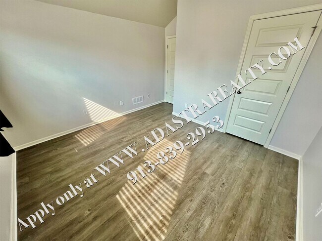 Building Photo - Like New Ranch in Spring Hill-Available in...