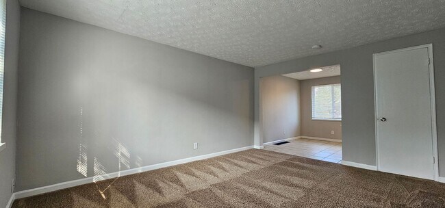 Building Photo - Cozy 2 bed 1 bath  townhouse with attached...