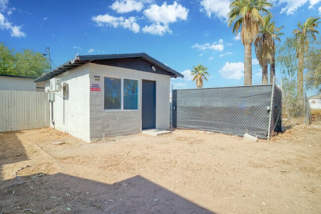 Building Photo - 1005 N Center Ave