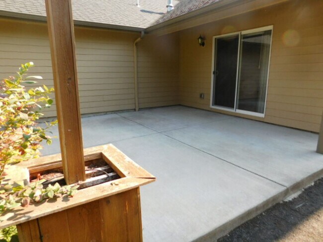 Building Photo - 3Bd/2Ba Single Story Home - Available Soon!