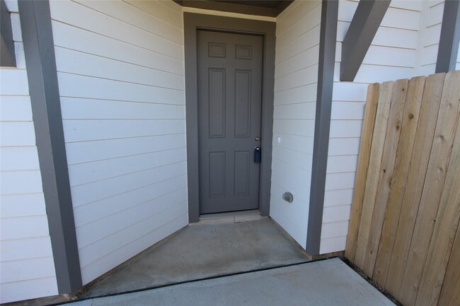 Building Photo - 27802 Western Crk Ct