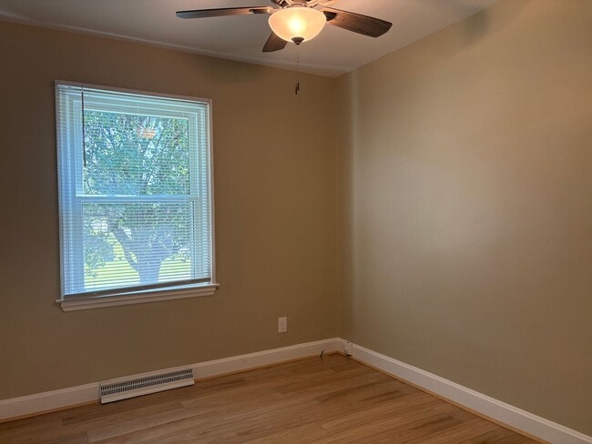 Building Photo - 3 Bedroom, 1 Bathroom House in High Point!