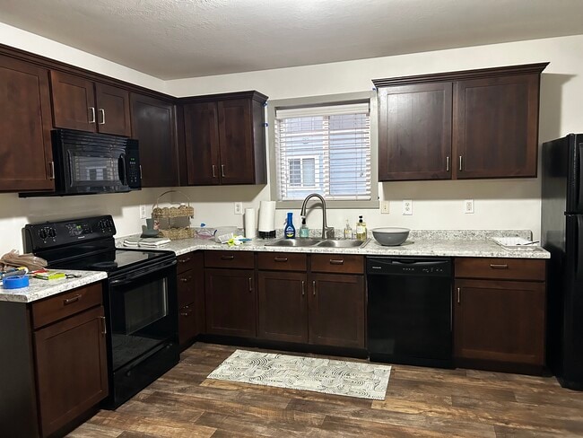 Building Photo - 736 E 125 N St