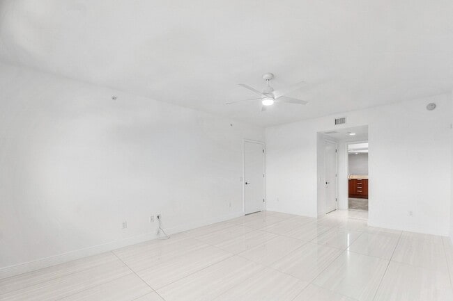 Building Photo - 2650 Lake Shore Dr