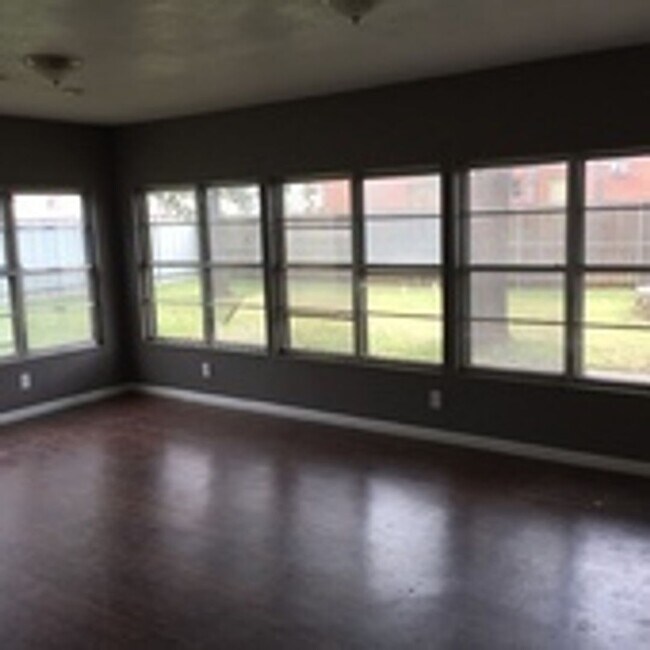 Building Photo - Pre Leasing for fall 2026! 5/3 in Medical District!