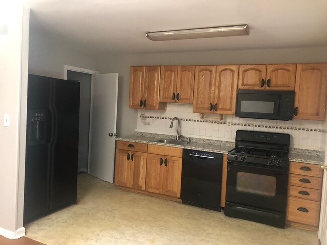 Building Photo - 3 bedroom 2 full bathroom in Baltimore County