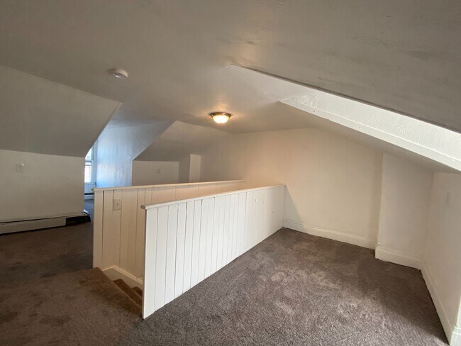 Building Photo - Fully Renovated 2 Bed, 1 Bath w/ Bonus Roo...