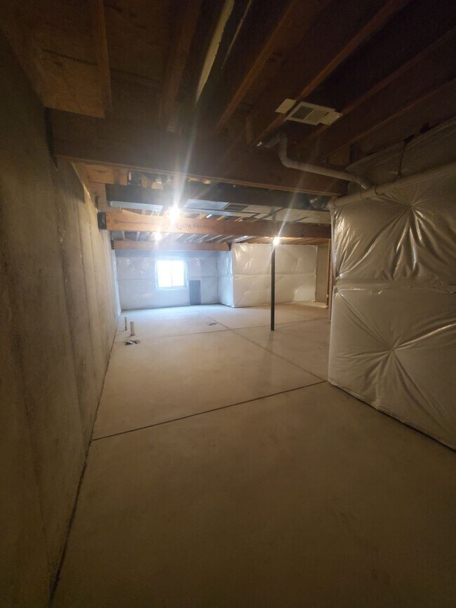Building Photo - Updated and Very Spacious 3 Bedroom Townho...