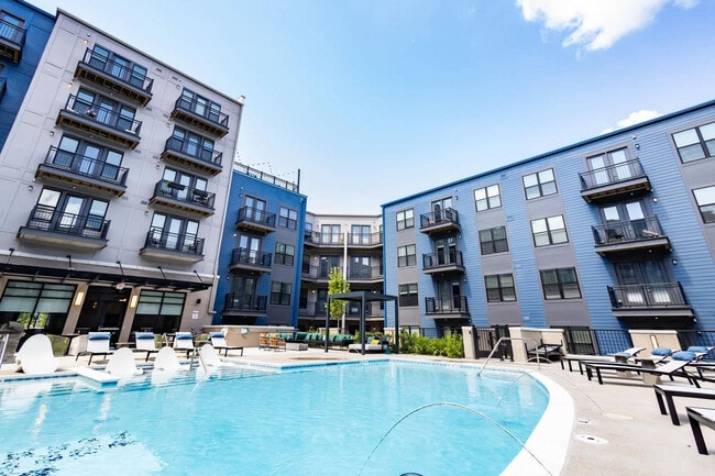 Building Photo - 2039 Woodburn Ave