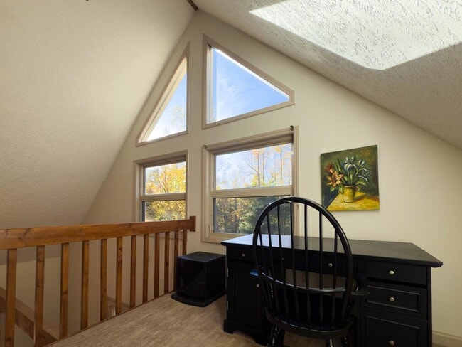 Building Photo - 450 Rhododendron Ln