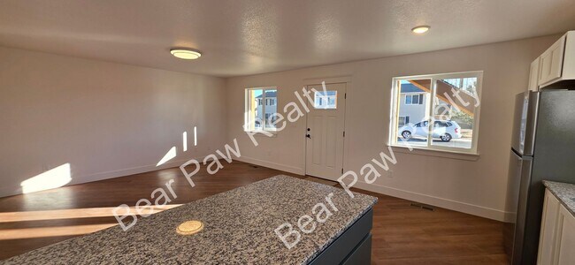 Building Photo - 1026 Center Dr