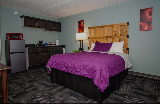 Single bed Kitchenette - 609 S US Highway 61