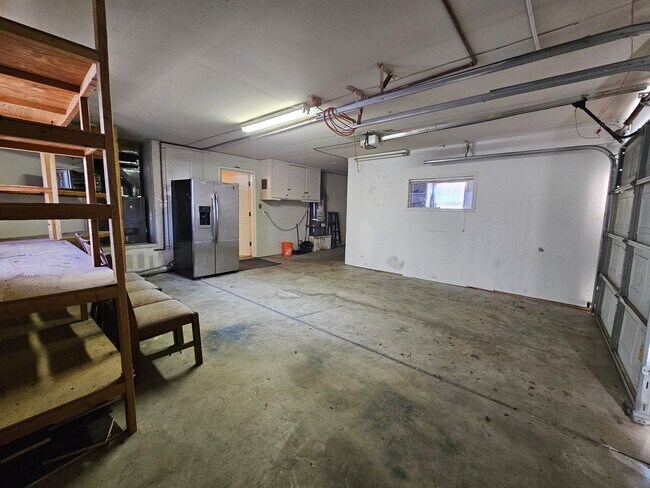 Building Photo - Large 4 bedroom two story in east Modesto!