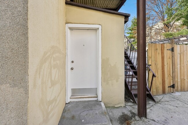 Building Photo - 7 Bender Pl