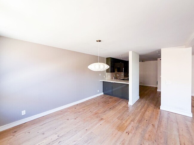 Building Photo - Top Floor Beautiful 2BD 2BA