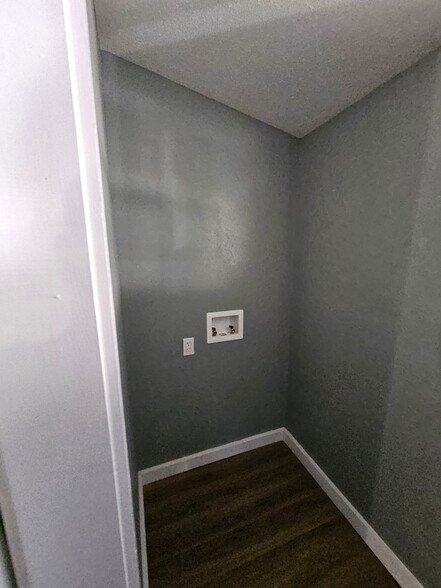 Building Photo - 916 TX-359