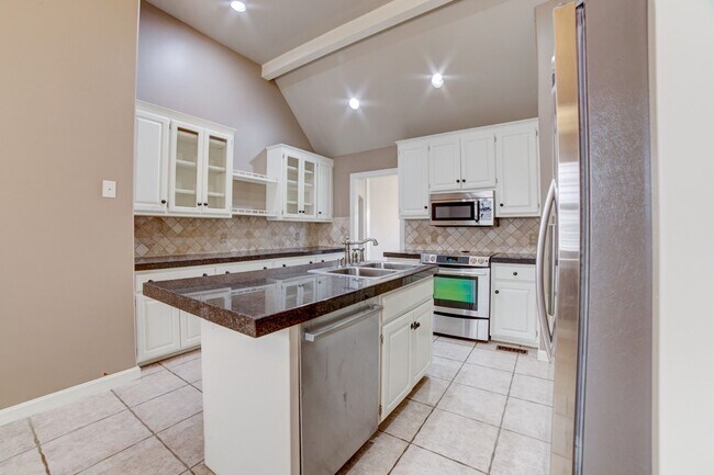 Building Photo - South Tulsa Gem! Large 3/2 Rental Home