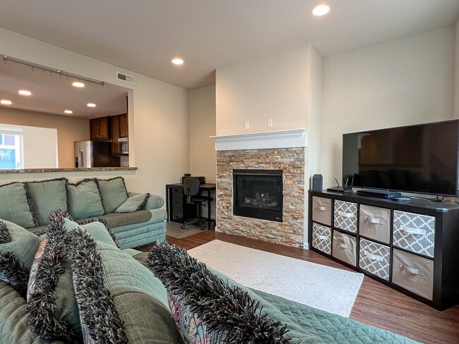 Building Photo - Great 3 Bedroom 2.5 Bathroom Townhouse End Unit!  2 Car Garage  + Washer & Dryer! Near Nike, Inte...