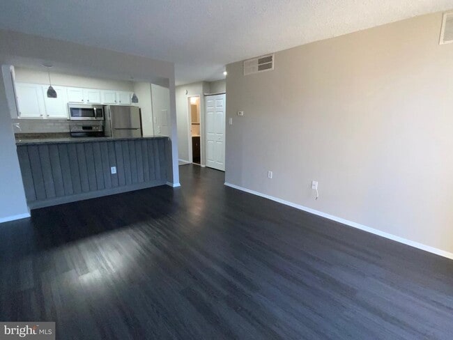 Building Photo - 4500 S Four Mile Run Dr