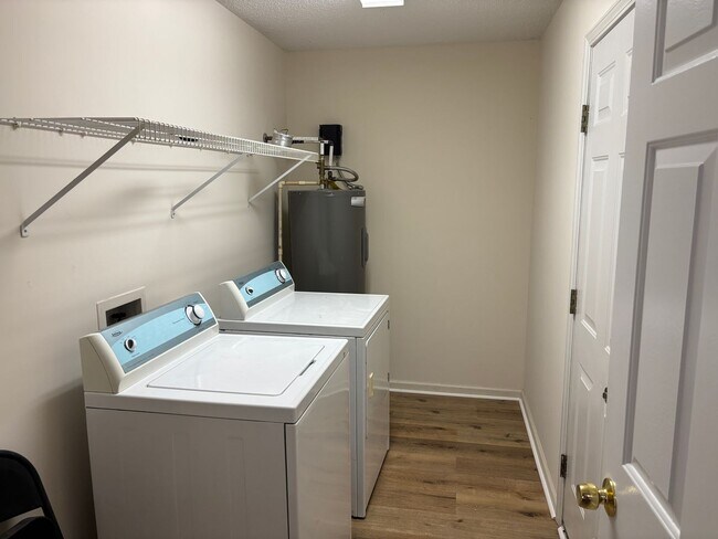 Building Photo - Beautiful 3 bedroom 2 bath house in Castlewood