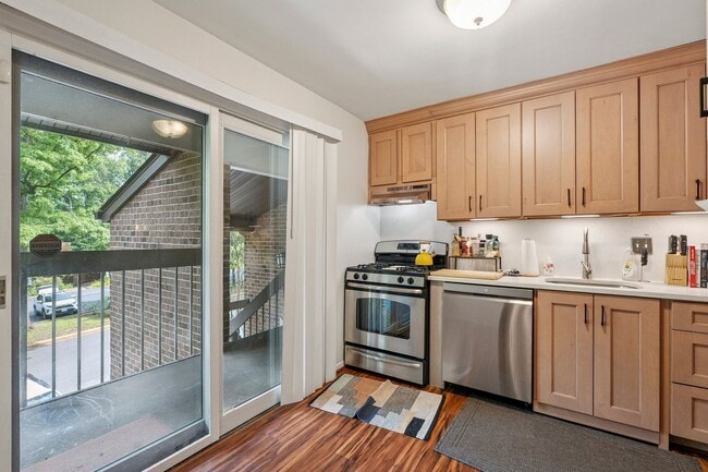 Building Photo - Top-floor condo located in the charming La...