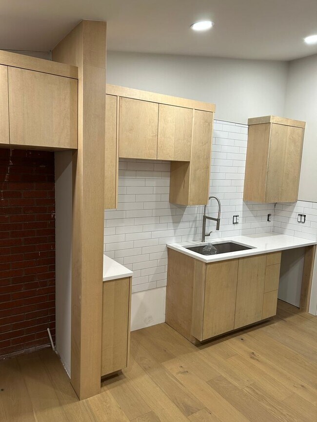Building Photo - UNFURNISHED Beautiful Large Home Available...