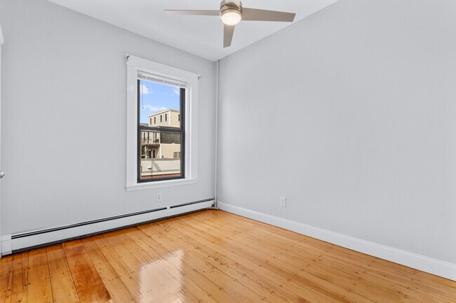 Building Photo - 106 L St