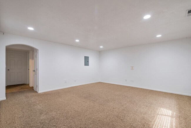 Building Photo - Available Now!   4 bedrooms, 3 1/2 baths PLUS Large Bonus Room