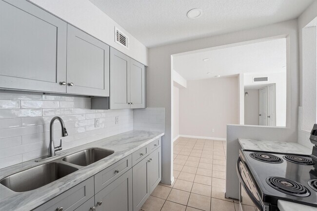 Building Photo - 5667 Birchmont Dr
