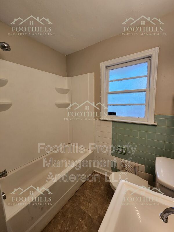 Building Photo - 204 Pine Ln