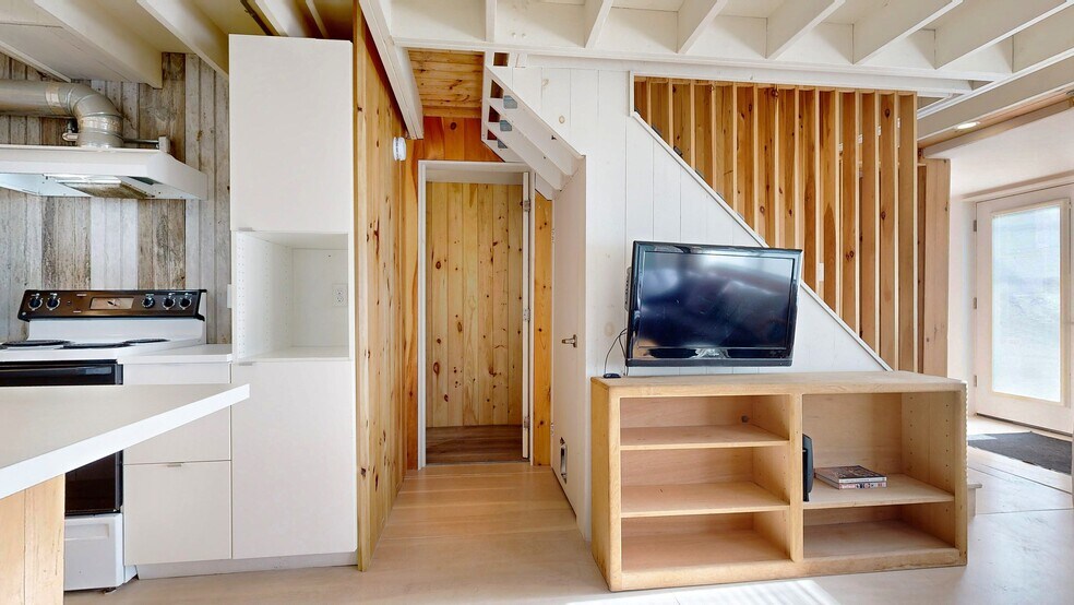 Building Photo - 42 Evergreen Ave