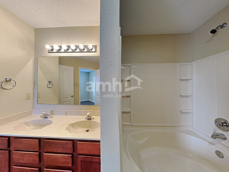 Building Photo - 6768 W Littleton Dr