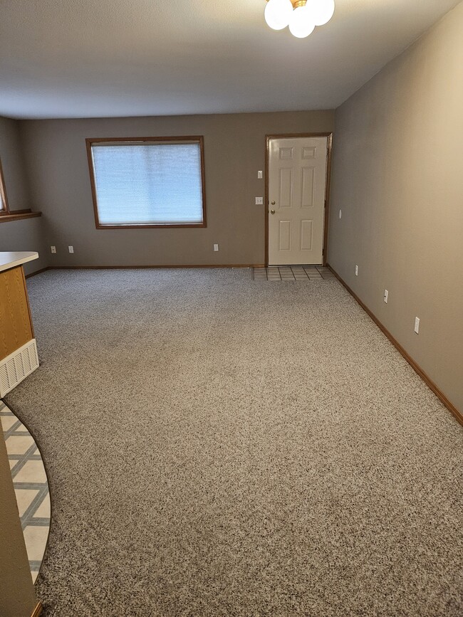 Building Photo - 1726 Lake Elmo Dr