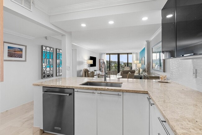 Building Photo - 14 Royal Palm Way