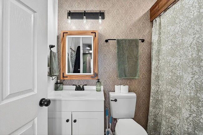 Building Photo - Like-New 2024 Townhome with Mountain Views, Garage & Backyard