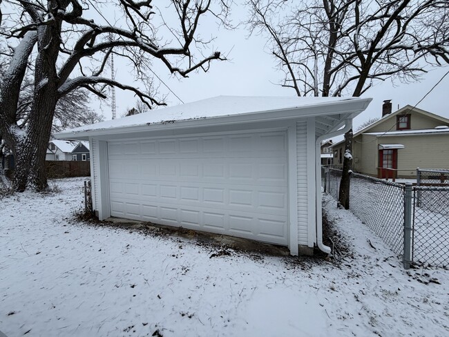 Building Photo - 807 S 10th St